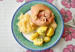 Jak długo gotować golonkę peklowaną w siatce, by była idealna?