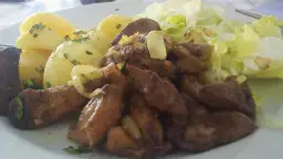 Wątróbka drobiowa: Jak długo gotować, by była miękka i soczysta?