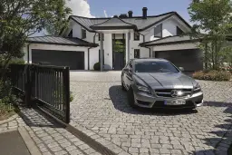 Czym myć bramę garażową, aby uniknąć uszkodzeń i zarysowań?