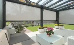 Zasłonięty taras z roletą z moskitierą, która chroni przed słońcem i owadami. Wygodny wypoczynek na świeżym powietrzu.