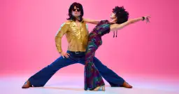 Impreza w stylu PRL jak się ubrać: unikaj modowych wpadek