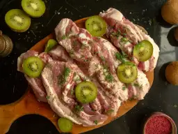 Marynowanie mięsa w kiwi i ananasie. Enzymy z owoców błyskawicznie kruszą białko, czyniąc mięso niezwykle delikatnym.
