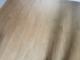 Jak usunąć ślady gumy z parkietu? Skuteczne metody i porady bezpieczeństwa