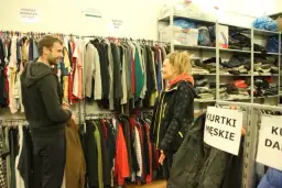 Gdzie oddać ubrania dla bezdomnych Warszawa? Sprawdzone miejsca