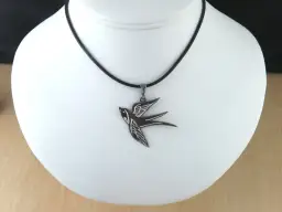 Co oznacza jaskółka wisiorek? Odkryj jego głębokie znaczenie