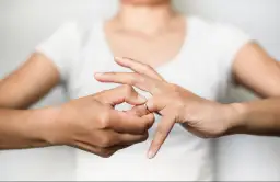 Jak zdjąć ciasną obrączkę nitką? Skuteczny poradnik i alternatywy