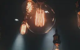 Jakie światło do makijażu: unikaj najczęstszych błędów w oświetleniu