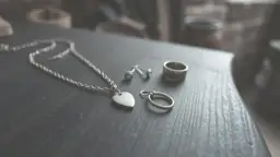 Biżuteria z cynku ciemnieje? Fakty, przyczyny i jak dbać