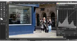 Edytor zdjęć darmowy GIMP pozwala na precyzyjną korektę krzywych tonalnych, co widać na przykładzie regulacji jasności i kontrastu obrazu z ulicy.