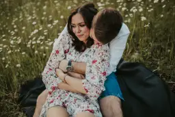 Co ubrać na sesję kobiecą, aby wyglądać pięknie i pewnie?