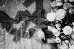 Pierścionki, kolczyki, bukiet i buty – detale, które warto uwiecznić na imprezy, na które wynajmujemy fotografa.