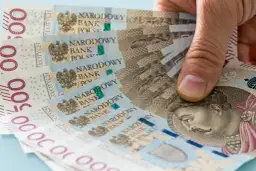 Zastanawiasz się, ile zarabia wychowawca kolonijny? Na zdjęciu polskie banknoty 500 zł, które mogą być częścią wynagrodzenia.