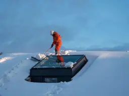 Jak odśnieżać okna dachowe? Skutecznie i bez ryzyka uszkodzeń.