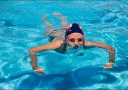 Żabka z głową nad wodą? Kręgosłup cierpi! Naucz się zdrowej techniki