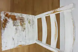 Stare krzesło z przetarciami, idealne do przeróbki. Zobacz, jak zrobić z niego piękny kwietnik!