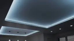 Nowoczesny sufit napinany z podświetleniem LED. Wady? Brak widocznych połączeń, idealnie gładka powierzchnia.