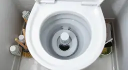 Jak odkamienić spłuczkę i uniknąć problemów z jej działaniem