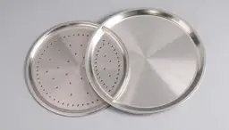 Blacha do pizzy: perforowana czy gładka? Chrupkość spodu - poznaj różnice