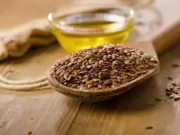 Siemię lniane: jak jeść? Mielone czy całe? Zmaksymalizuj korzyści!