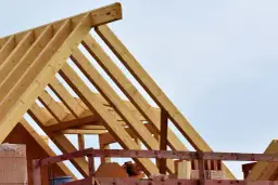 Konstrukcja dachu: Jak wybrać bezpieczny i trwały szkielet?