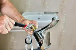 Jak wymienić kran w umywalce bez kłopotów i zbędnych kosztów