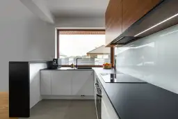 Jak wysokość szafek nad blatem wpływa na komfort w kuchni?