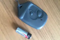 Czarny pilot samochodowy i bateria Energizer A23. Dowiedz się, gdzie wymienić baterię do pilota samochodowego.