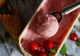 Domowe lody truskawkowe, idealne na lato. Pyszny przepis na orzeźwiający deser.