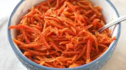 Co dodać do surówki z marchewki, aby zachwycić smakiem?