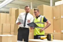 Spedytor lotniczy co robi – kluczowe obowiązki i umiejętności w logistyce