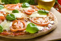 Jak zrobić pizzę margarita w prosty sposób – przepis krok po kroku