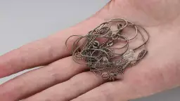 Czy biżuteria ze stopu cynku czernieje? Odkryj przyczyny i rozwiązania