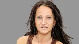 Justyna Steczkowska bez makijażu, z rozwianymi włosami i w skórzanej kamizelce, patrzy wprost na widza.