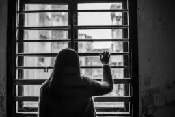 Jak skutecznie radzić sobie z lękiem społecznym i odzyskać pewność siebie