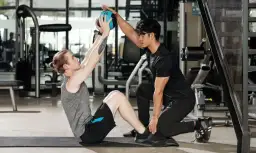 Trening personalny: Ile kosztuje i jak mądrze wybrać trenera?