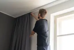 Jak schować karnisz w suficie - skuteczne metody na estetykę wnętrza