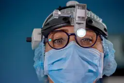 Jak przebiega operacja zaćmy? Co musisz wiedzieć przed zabiegiem