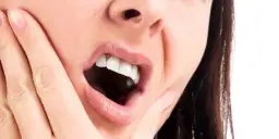 Płukanki na dziąsła w ciąży: Co bezpieczne, a czego unikać?