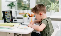 Jak szkoła w chmurze jest finansowana i czy to wpływa na jakość edukacji?