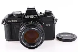 Czarna lustrzanka Minolta X-700 z obiektywem 50mm 1:1.4. Klasyczna fotografia analogowa.