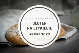 Ciasteczka posypane cukrem pudrem, na tle serwetki i mleka. Tekst: Gluten na etykiecie.