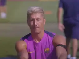 Robert Lewandowski, jeden z 100 najlepszych piłkarzy na świecie, w stroju FC Barcelony podczas treningu.