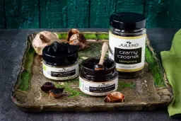 Słoiki z czarnym czosnkiem i pastą z czarnego czosnku. Dowiedz się, jak przechowywać czarny czosnek, by zachował świeżość i smak.