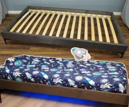 Jak łatwo zbudować ramę łóżka DIY, unikając drogich zakupów