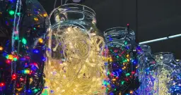 Lampki choinkowe: Gdzie wyrzucić? Uniknij kary 5000 zł!