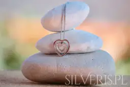 Naszyjnik z krzyżykiem bocznym - co oznacza jego kontrowersyjne znaczenie?