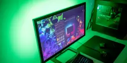 Komputer z podświetleniem w-led i led, tworzący zieloną poświatę. Na ekranie widać program do konfiguracji oświetlenia.