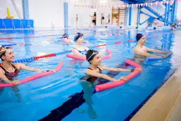 Nauka pływania dla dorosłych: Ile kosztuje i jak zaoszczędzić?