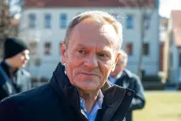 Portret polityka, który wygląda jakby zastanawiał się, kiedy urodził się Donald Tusk.
