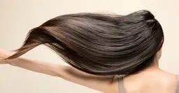 Prostownica z jonizacją: Czy warto dopłacić? Gładkie włosy bez puszenia